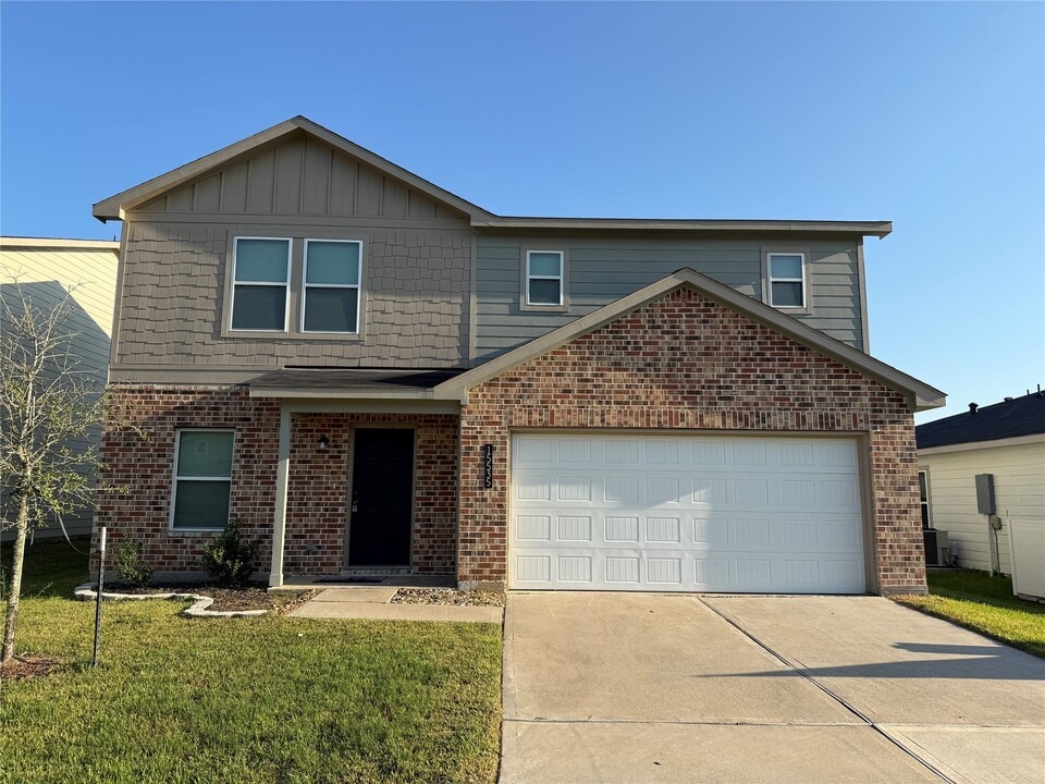 15535 Taylorcrest Dr in Cut And Shoot, TX - Building Photo