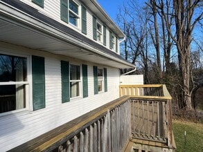 851 Woods Hollow Rd, Unit A in Westford, VT - Foto de edificio - Building Photo