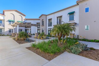 Novato Village Senior Apartments in Novato, CA - Foto de edificio - Building Photo