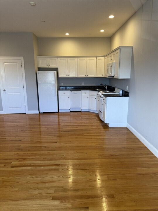 60 Pearl St in Braintree, MA - Building Photo