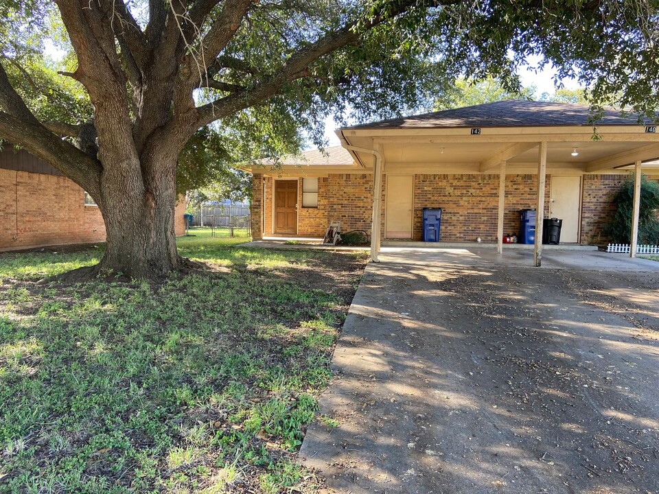 140-142 Meador Ln in Burleson, TX - Building Photo