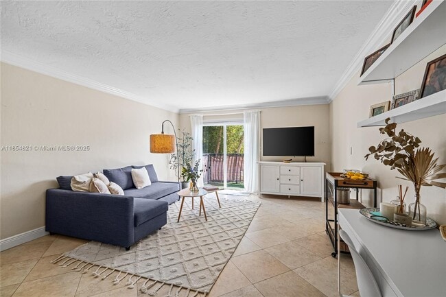 6815 Edgewater Dr in Coral Gables, FL - Building Photo - Building Photo