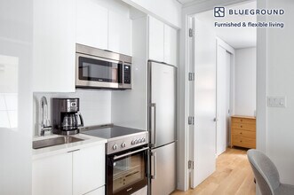 59 Thompson St in New York, NY - Building Photo - Building Photo