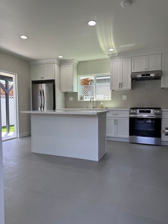 1005 N Grand St in Orange, CA - Building Photo