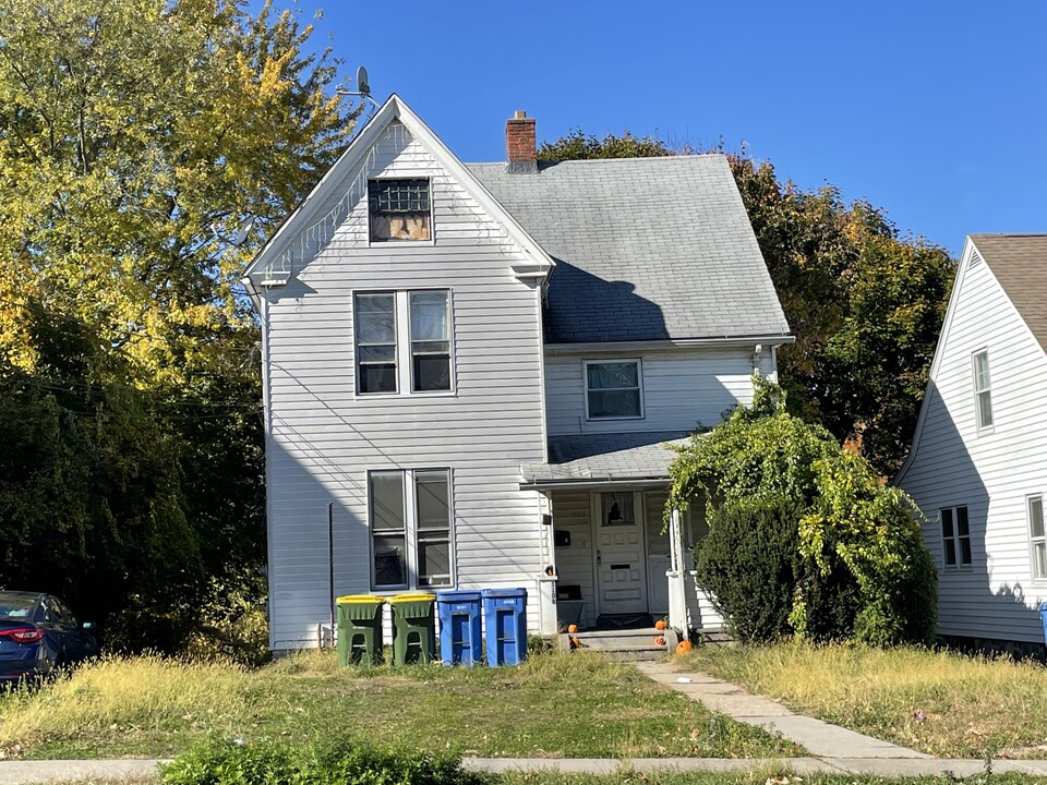 1108 W Main St in Waterbury, CT - Building Photo