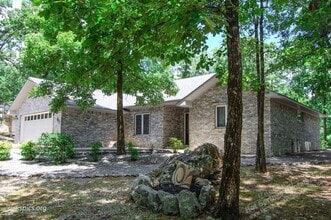 66 Almazan Way in Hot Springs, AR - Building Photo - Building Photo