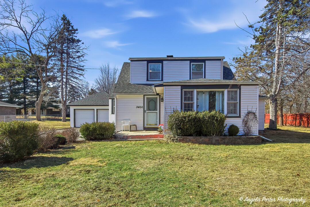 10219 W Illinois Ave in Zion, IL - Building Photo