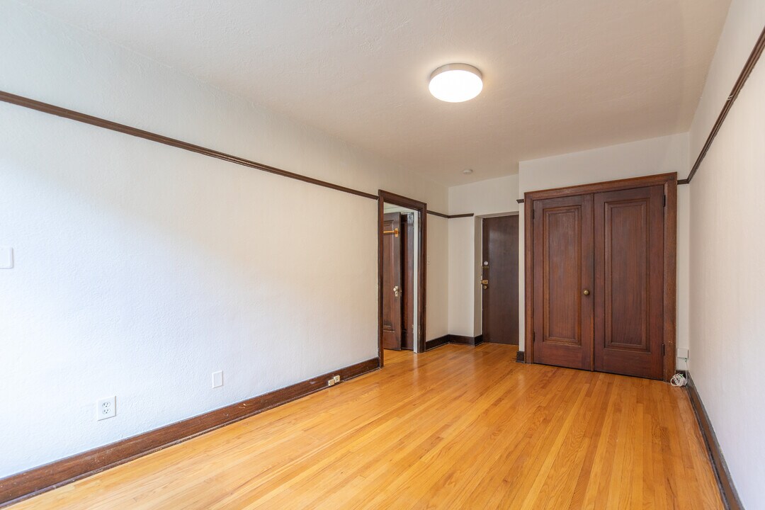 Dundonald Arms in Toronto, ON - Building Photo