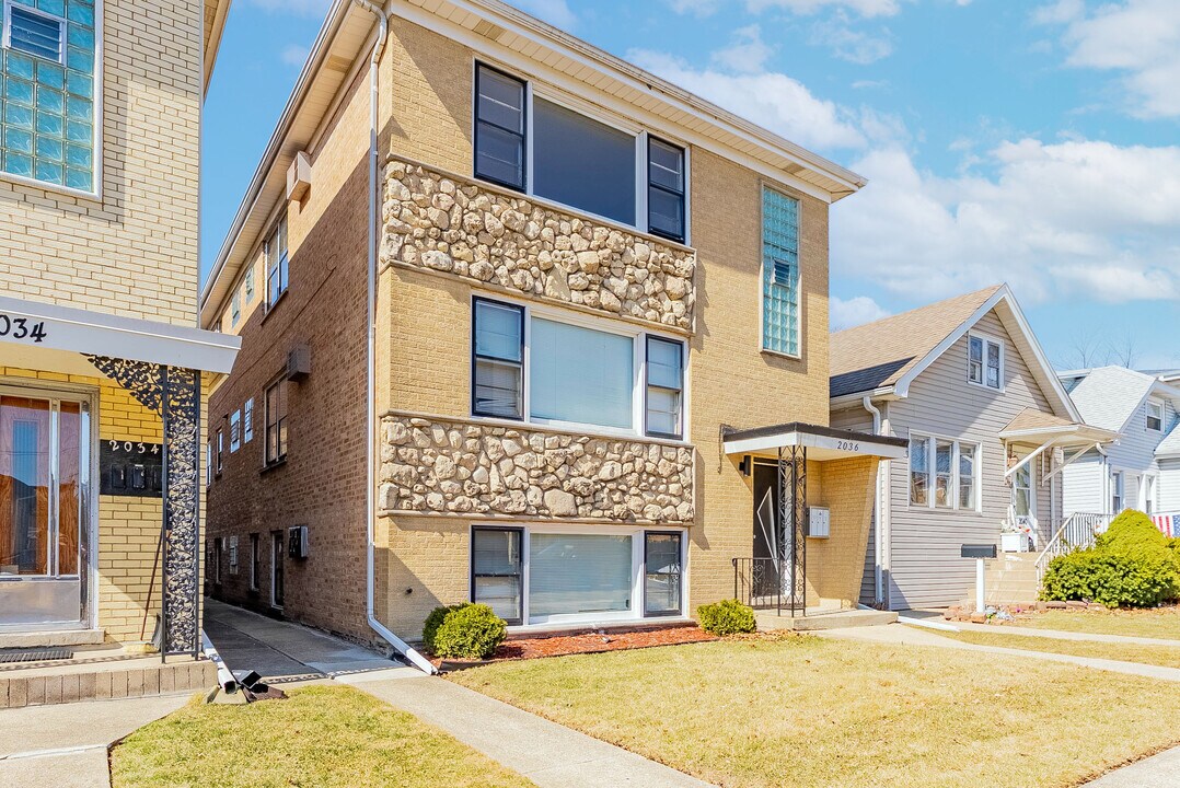 2036 N 72nd Ct, Unit 2 in Chicago, IL - Foto de edificio