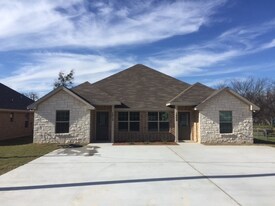 1009 W 2nd St, Unit 1013 W. 2nd St in McGregor, TX - Building Photo