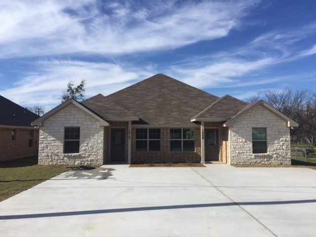1009 W 2nd St in McGregor, TX - Building Photo