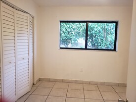 1144 NW 5th St, Unit 3 in Miami, FL - Foto de edificio - Building Photo