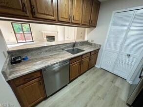 8663 Scenicview Dr, Unit 205 in Broadview Heights, OH - Building Photo - Building Photo