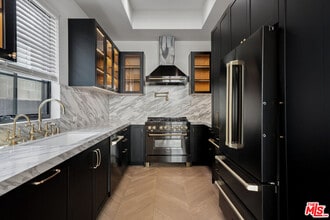 652 Huntley Dr in West Hollywood, CA - Building Photo - Building Photo