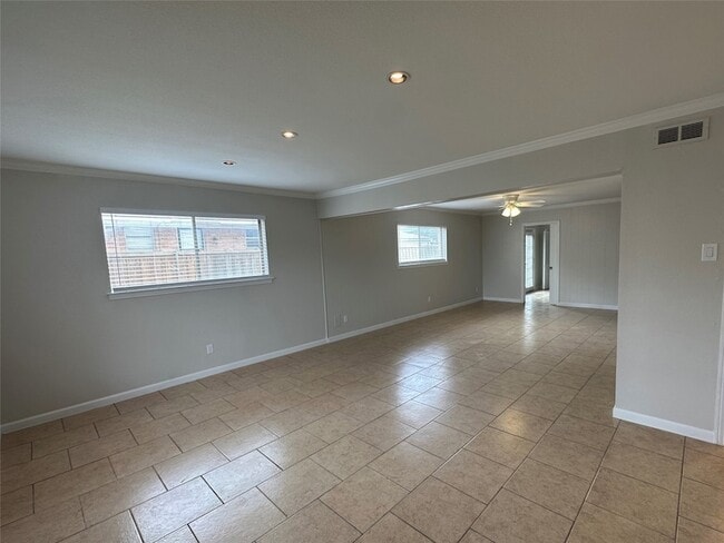 11323 Lochwood Blvd in Dallas, TX - Building Photo - Building Photo