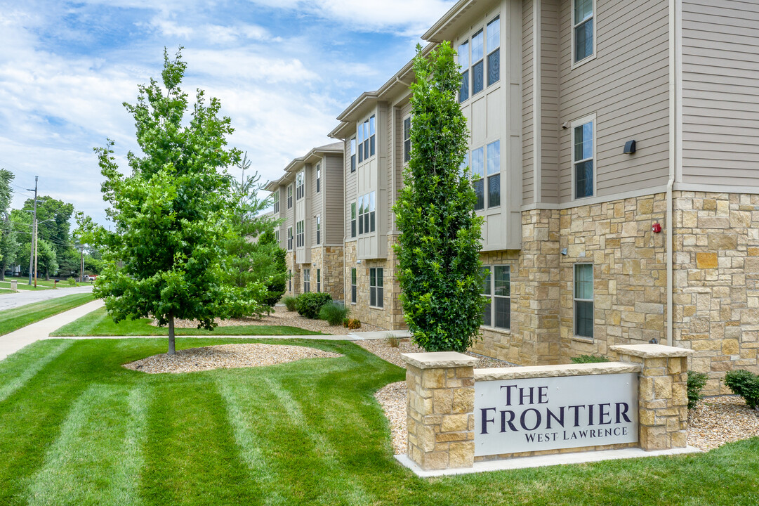 The Frontier West Lawrence in Lawrence, KS - Foto de edificio