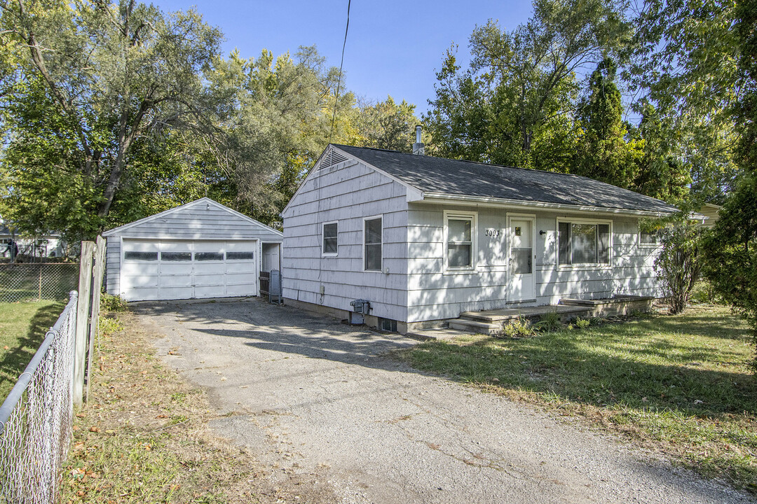 3093 Mt Olivet Rd in Kalamazoo, MI - Foto de edificio