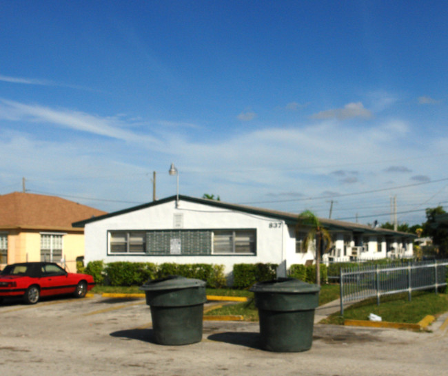 829-837 NW 10th St in Hallandale Beach, FL - Building Photo - Building Photo