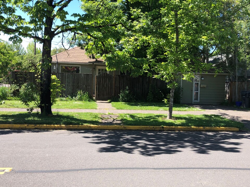 2490 Harris St in Eugene, OR - Building Photo