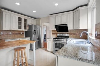 72 Berkshire Rd in Great Neck, NY - Building Photo - Building Photo