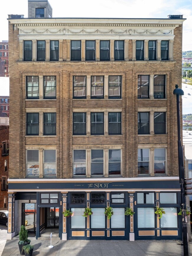 335 W 5th St, Unit 406 in Cincinnati, OH - Foto de edificio - Building Photo