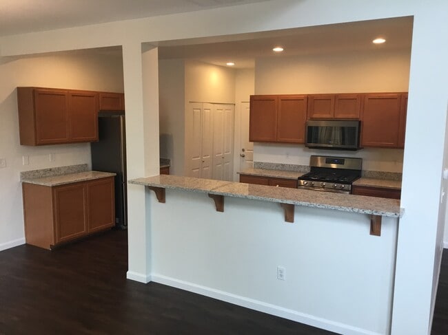 1142 Ebbets Dr in Tumwater, WA - Building Photo - Building Photo