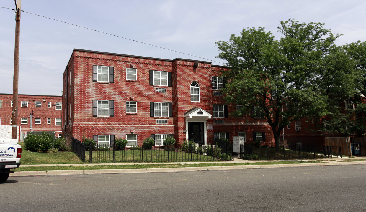 3902 Old Dominion Blvd in Alexandria, VA - Foto de edificio