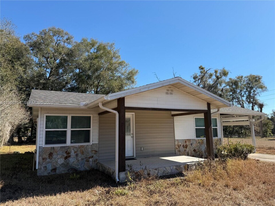 1557 S Clara Ave in DeLand, FL - Foto de edificio