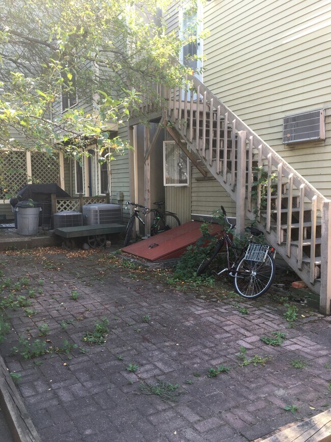 125 Spring St, Unit 2 in Cambridge, MA - Foto de edificio - Building Photo