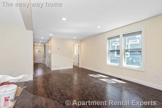 70 Stanley Ave, Unit #1 in Medford, MA - Foto de edificio - Building Photo