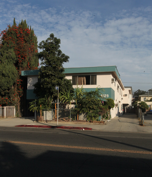 6129 Fountain Ave in Los Angeles, CA - Foto de edificio