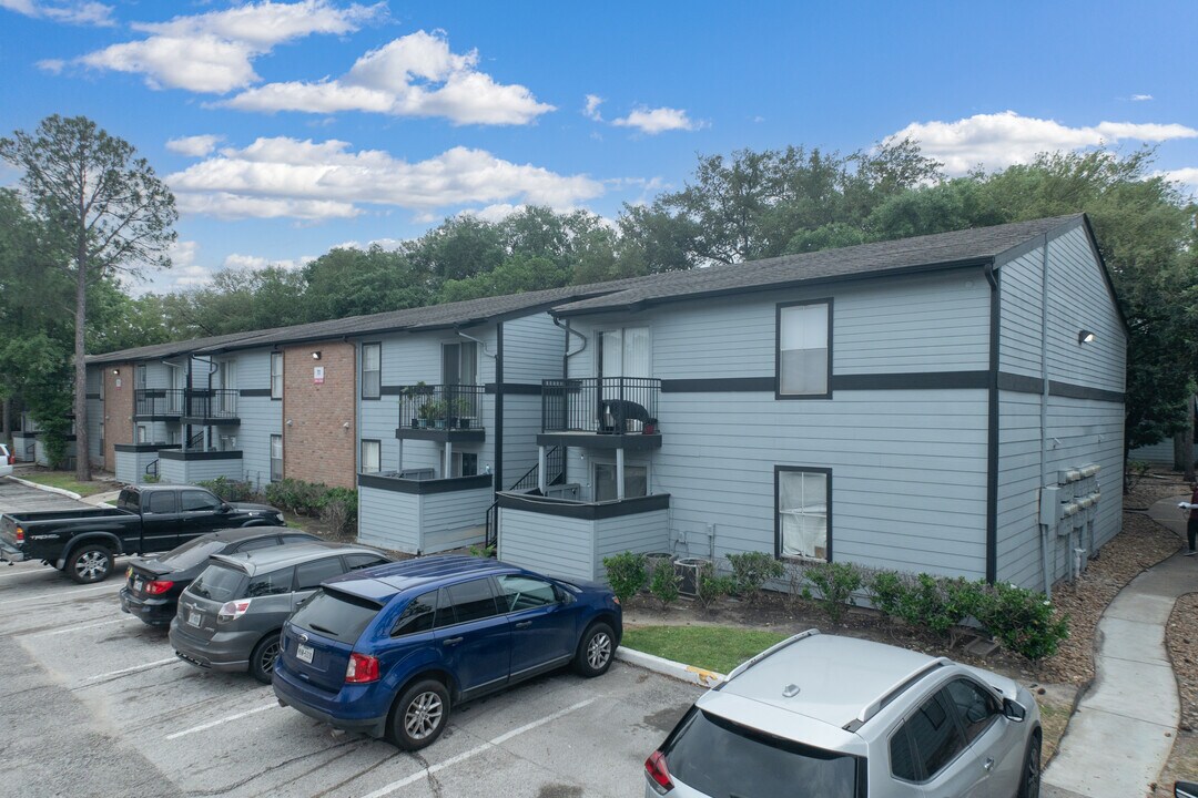 Falls of Gessner in Houston, TX - Building Photo