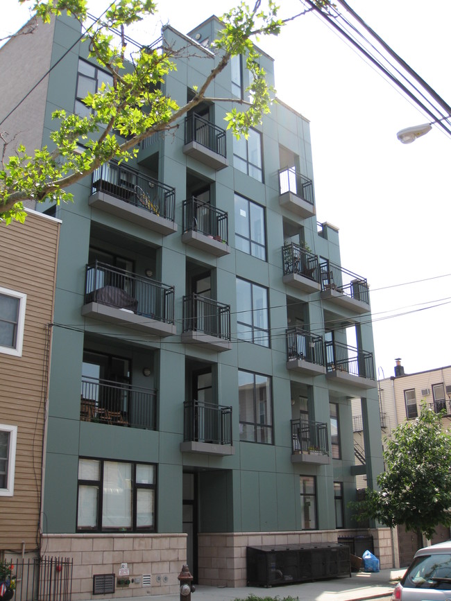 130 Diamond St in Brooklyn, NY - Building Photo - Building Photo