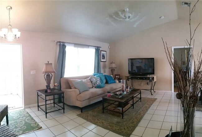 162 SE 18th Terrace in Cape Coral, FL - Building Photo - Building Photo
