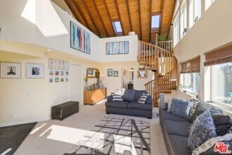 7130 Gateshead Way in Los Angeles, CA - Building Photo - Building Photo