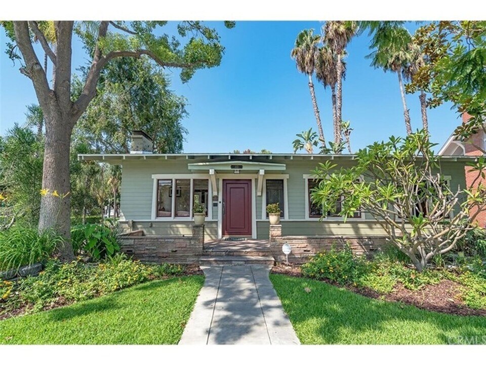 303 N Philadelphia St in Anaheim, CA - Building Photo