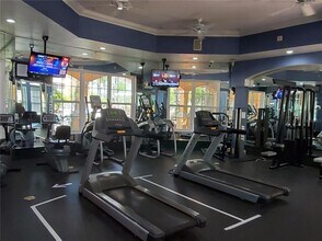 5479 Vineland Rd in Orlando, FL - Building Photo - Building Photo
