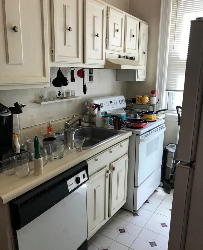 52 Strathmore Rd, Unit 1