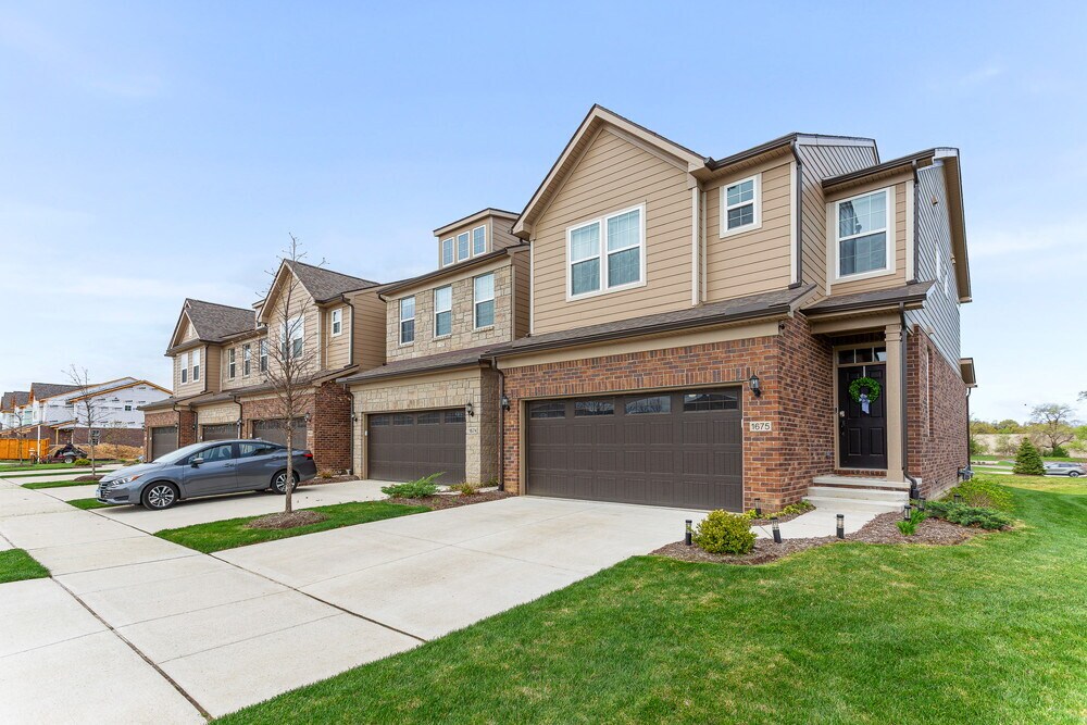 1675 Addison Cir in Commerce Township, MI - Building Photo