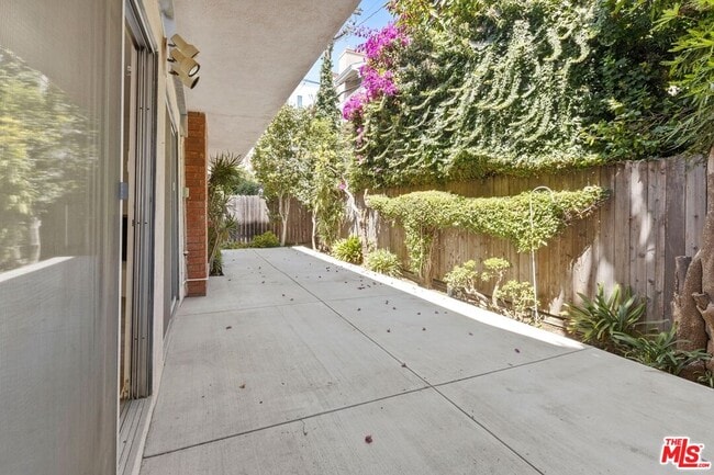 1852 Kelton Ave in Los Angeles, CA - Building Photo - Building Photo