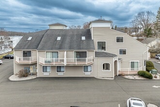 Valley Court in Branford, CT - Foto de edificio - Building Photo