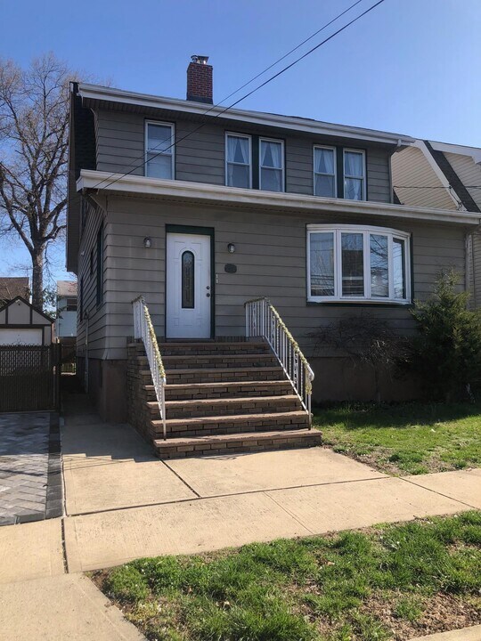 272 Born St in Secaucus, NJ - Building Photo