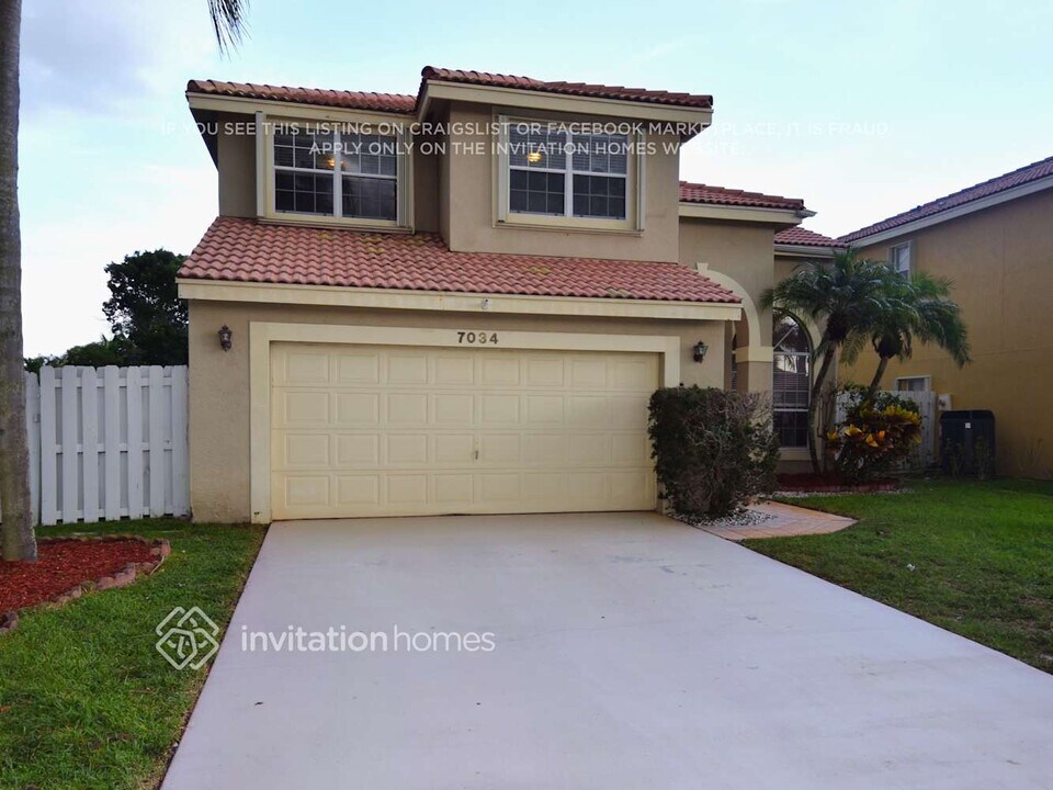 7034 Davit Cir in Greenacres, FL - Building Photo