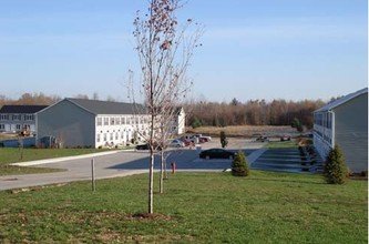 White Pine Village Townhomes in Cadillac, MI - Foto de edificio - Building Photo