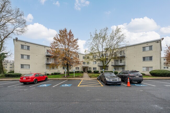 The Fairmont in West Hyattsville, MD - Foto de edificio - Building Photo
