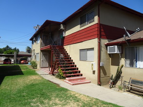 121 Starr Ave in Turlock, CA - Foto de edificio - Building Photo