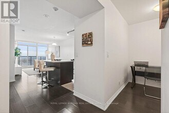 313-1940 Ironstone Dr in Burlington, ON - Building Photo - Building Photo