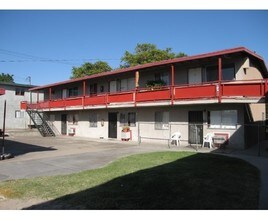 Maple Palms Apartments in Fresno, CA - Building Photo - Building Photo