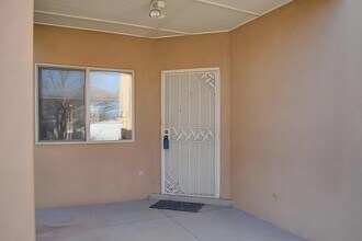 243 Hendren Ln NE in Albuquerque, NM - Foto de edificio - Building Photo