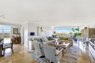 2000 Towerside Terrace in Miami, FL - Building Photo - Building Photo